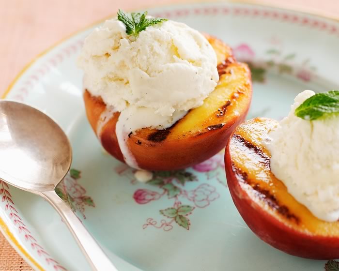 Grilled Peaches with Ice Cream