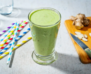 Green Smoothie with Yogurt, Pear and Ginger